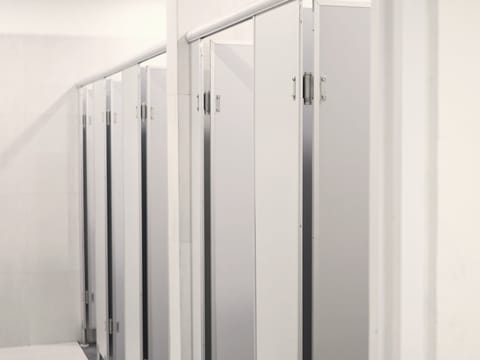Душевые перегородки из hpl-пластика