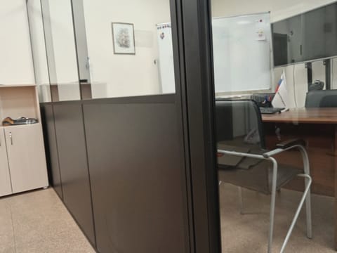 Глухое заполнение в тёмной отделке